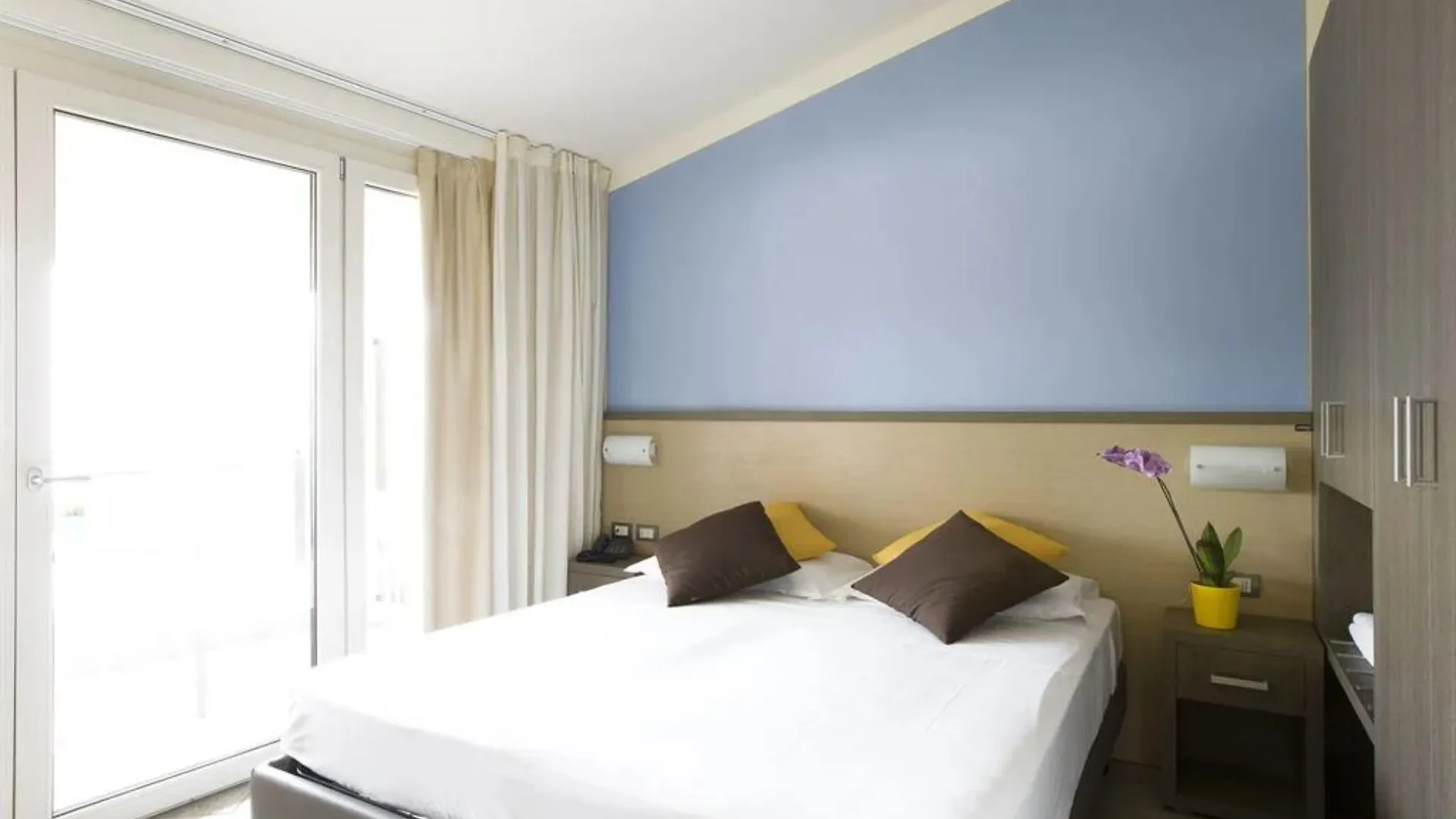 Hotel Belvedere Manerba del Garda 3*,  İtalya