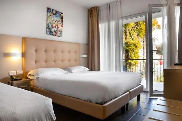 Hotel Belvedere Manerba del Garda 3*,  Italia